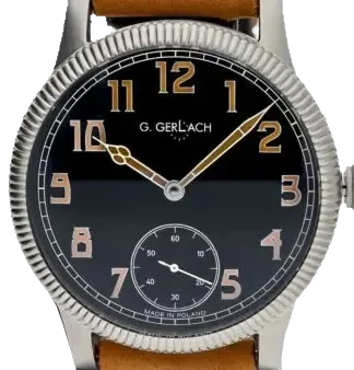 Zegarek męski G. Gerlach PM 36-2 o eleganckim retro designie inspirowanym klasyką zegarmistrzostwa. Posiada głęboką czarną tarczę z miedzianymi arabskimi cyframi, które nadają mu vintage'owego charakteru. Wyraziste, złote wskazówki oraz klasyczna mała sekunda umieszczona na godzinie 6 dodają zegarkowi ponadczasowej elegancji. Srebrna koperta z charakterystycznym żłobionym pierścieniem podkreśla klasyczny styl, a duża koronka ułatwia precyzyjne ustawienie czasu. Uzupełniony brązowym skórzanym paskiem, zegarek jest idealnym wyborem dla miłośników stylu retro i elegancji.