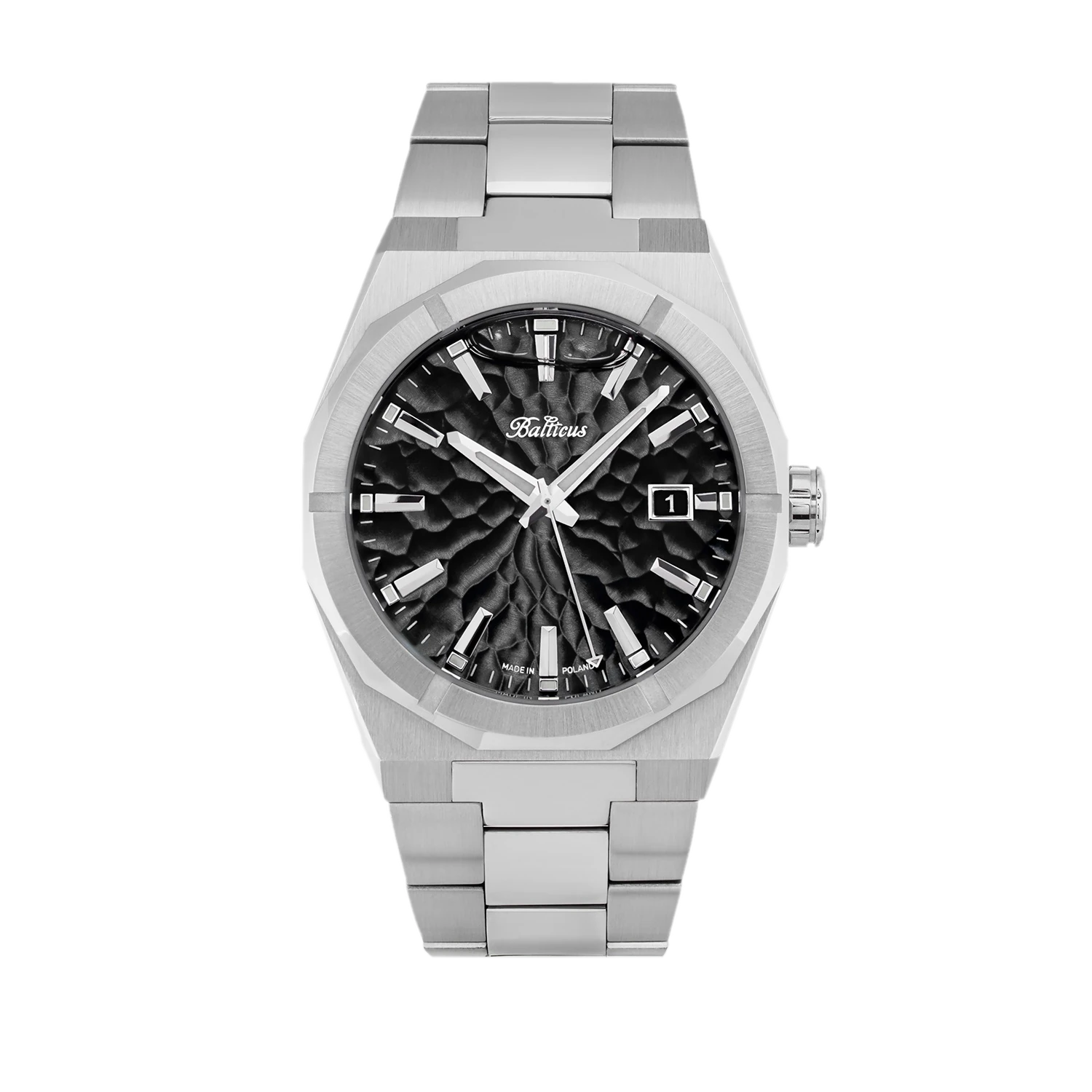 Stylowy srebrny zegarek Balticus z metalową bransoletą, widok z przodu. Posiada okrągłą tarczę w czarnym kolorze z teksturą przypominającą fale, srebrnymi wskaźnikami oraz okienkiem daty na godzinie trzeciej. Na tarczy znajduje się logo Balticus.