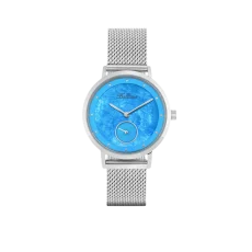 Elegancki srebrny zegarek Balticus z siatkową bransoletą, widok z przodu. Posiada okrągłą tarczę w intensywnym niebieskim kolorze, srebrnymi wskazówkami i wskaźnikami. Na tarczy znajduje się logo Balticus oraz mała sekundowa tarcza na godzinie szóstej.