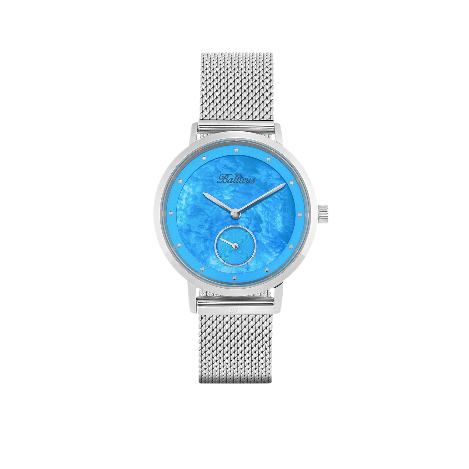 Elegancki srebrny zegarek Balticus z siatkową bransoletą, widok z przodu. Posiada okrągłą tarczę w intensywnym niebieskim kolorze, srebrnymi wskazówkami i wskaźnikami. Na tarczy znajduje się logo Balticus oraz mała sekundowa tarcza na godzinie szóstej.