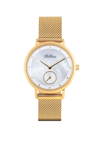 Elegancki złoty zegarek Balticus z siatkową bransoletą, widok z przodu. Posiada okrągłą tarczę z perłowym wzorem, złotymi wskazówkami i wskaźnikami. Na tarczy znajduje się logo Balticus oraz mała sekundowa tarcza na godzinie szóstej.