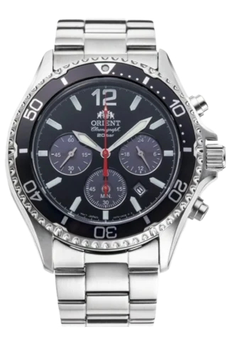 Zegarek Orient Mako XL Automatic, model RA-TX0202B10B. Posiada stalową bransoletę, czarną tarczę z białymi i czerwonymi wskazówkami oraz indeksami. Na tarczy widnieje logo Orient oraz oznaczenie wodoszczelności do 200 metrów. Tarcza zawiera również trzy mniejsze tarcze do funkcji chronografu i datownika.