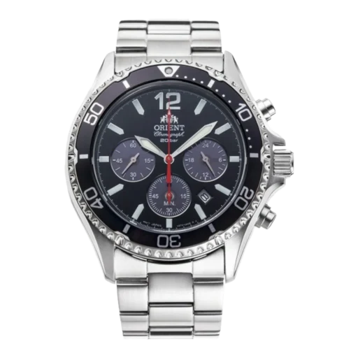 Zegarek Orient Mako XL Automatic, model RA-TX0202B10B. Posiada stalową bransoletę, czarną tarczę z białymi i czerwonymi wskazówkami oraz indeksami. Na tarczy widnieje logo Orient oraz oznaczenie wodoszczelności do 200 metrów. Tarcza zawiera również trzy mniejsze tarcze do funkcji chronografu i datownika.