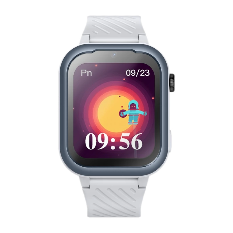 Szary smartwatch Garett Kids Essa 4G dla dzieci z kolorowym wyświetlaczem. Na ekranie widoczna jest godzina 09:56 oraz grafika astronauty w przestrzeni kosmicznej na tle jasnego słońca. Urządzenie jest wyposażone w funkcję łączności 4G, idealne do monitorowania aktywności dziecka i zapewnienia bezpieczeństwa.