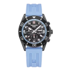 Zegarek Swiss Alpine Military SAM7029.9871 z czarną obudową i jasnoniebieskim paskiem. Posiada czarną tarczę z białymi cyframi i chronografem, a także niebieski pierścień wokół tarczy. Zegarek wyposażony jest w tachymetr, datownik oraz jasnoniebieski pasek z logo.