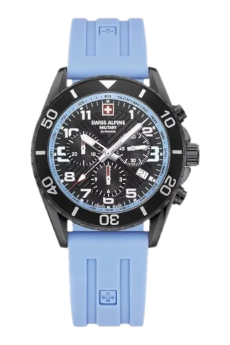 Zegarek Swiss Alpine Military SAM7029.9871 z czarną obudową i jasnoniebieskim paskiem. Posiada czarną tarczę z białymi cyframi i chronografem, a także niebieski pierścień wokół tarczy. Zegarek wyposażony jest w tachymetr, datownik oraz jasnoniebieski pasek z logo.