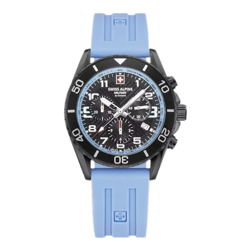 Zegarek Swiss Alpine Military SAM7029.9871 z czarną obudową i jasnoniebieskim paskiem. Posiada czarną tarczę z białymi cyframi i chronografem, a także niebieski pierścień wokół tarczy. Zegarek wyposażony jest w tachymetr, datownik oraz jasnoniebieski pasek z logo.