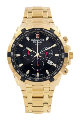 Zegarek Swiss Alpine Military by Grovana w złotej obudowie z bransoletą. Na czarnej tarczy znajdują się złote wskaźniki, trzy małe tarcze chronografu oraz datownik na godzinie czwartej. Na obrzeżach tarczy widoczna jest skala tachymetru.