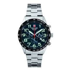 Zegarek Swiss Alpine Military SAM7047.9135 w srebrnej obudowie z bransoletą. Posiada czarną tarczę z dużymi, jasnymi cyframi i chronografem. Tarcza wyposażona jest w datownik oraz tachymetr wokół zewnętrznego pierścienia. Czerwony sekundnik dodaje kontrastu do eleganckiego designu zegarka.