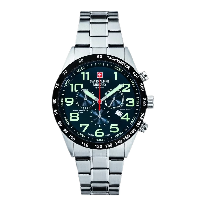 Zegarek Swiss Alpine Military SAM7047.9135 w srebrnej obudowie z bransoletą. Posiada czarną tarczę z dużymi, jasnymi cyframi i chronografem. Tarcza wyposażona jest w datownik oraz tachymetr wokół zewnętrznego pierścienia. Czerwony sekundnik dodaje kontrastu do eleganckiego designu zegarka.