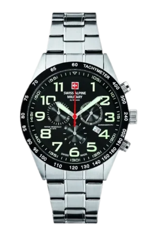 Zegarek Swiss Alpine Military SAM7047.9137 w srebrnej obudowie z bransoletą. Posiada czarną tarczę z dużymi, jasnymi cyframi i chronografem. Tarcza wyposażona jest w datownik oraz tachymetr wokół zewnętrznego pierścienia. Czerwony sekundnik dodaje kontrastu do eleganckiego designu zegarka.