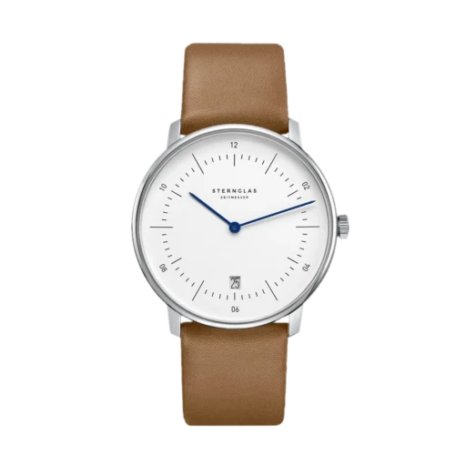 Zegarek Sternglas Zirkel z klasyczną, minimalistyczną tarczą. Tarcza jest biała z czarnymi indeksami i niebieskimi wskazówkami. Na pozycji '6' znajduje się okienko datownika. Koperta ze stali nierdzewnej, przyozdobiona brązowym paskiem z naturalnej skóry, dodaje elegancji. Zegarek posiada płaskie szafirowe szkło odporne na zarysowania, co podkreśla jego wysoką jakość wykonania.
