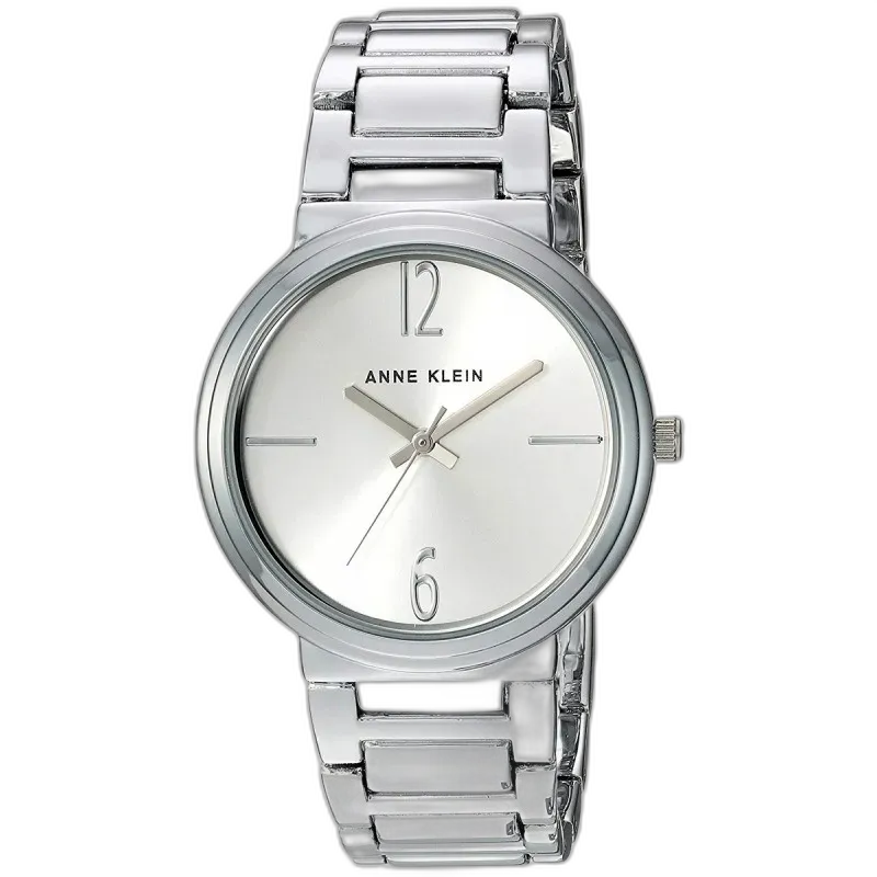 Model ANNE KLEIN 34mm AK-31691SVSV to minimalistyczny i stylowy zegarek, który doskonale wpisuje się w każdą elegancką stylizację. Wykonany w całości ze srebra, wyróżnia się prostotą i wyrafinowaniem. Srebrna tarcza z subtelnymi oznaczeniami godzin oraz smukłymi wskazówkami podkreśla jego nowoczesny charakter. Wytrzymała bransoleta w srebrnym kolorze zapewnia komfort noszenia i trwałość. Zegarek ten jest wyposażony w niezawodny mechanizm kwarcowy, co czyni go praktycznym i stylowym wyborem na każdą okazję, od codziennych wyjść po specjalne wydarzenia.