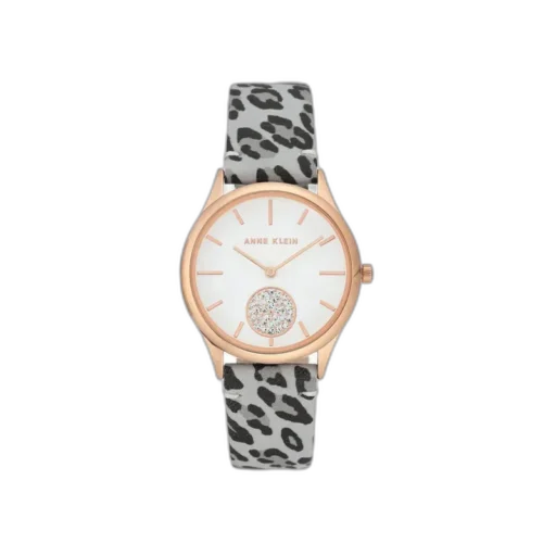 Model ANNE KLEIN 35mm AK-3324GYLE to nowoczesny zegarek damski, który łączy w sobie elegancję z nutą odważnego stylu. Pasek w motyw panterki stanowi wyrazisty akcent, idealny dla kobiet ceniących modę i indywidualizm. Koperta w kolorze różowego złota harmonizuje z minimalistyczną białą tarczą, na której uwagę przyciąga subtelny ozdobny element wysadzany kryształkami. Zegarek doskonale sprawdzi się jako dodatek zarówno do codziennych, jak i bardziej ekstrawaganckich stylizacji, nadając im charakteru i wyrazistości. Idealny dla kobiet, które chcą się wyróżniać.