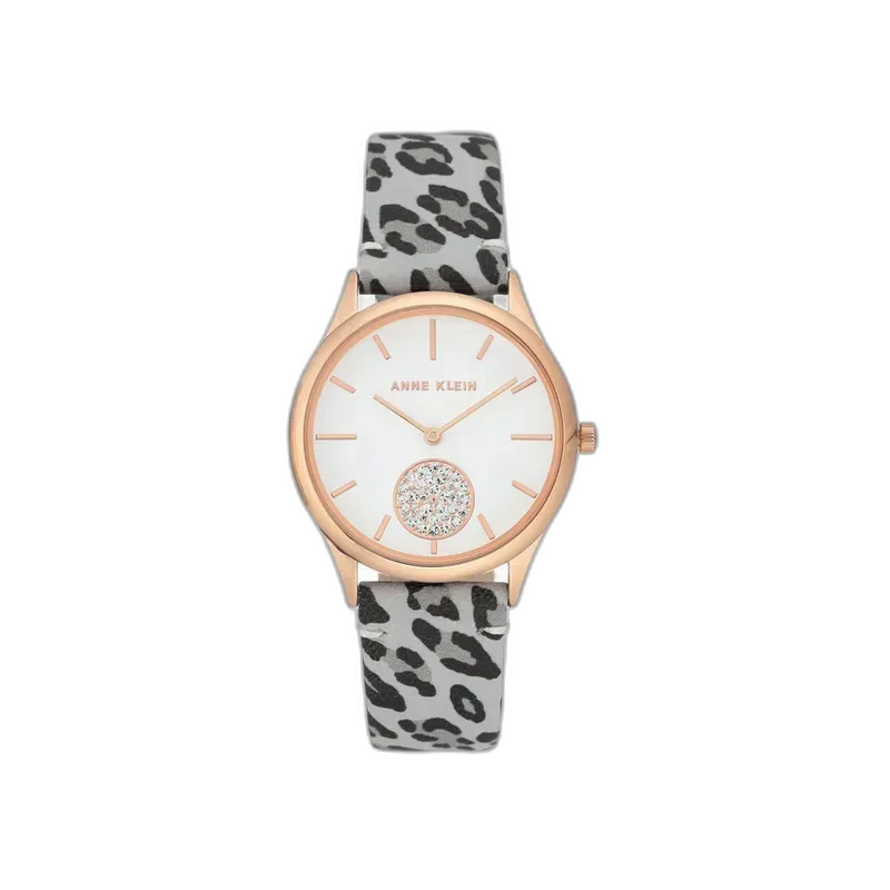 Model ANNE KLEIN 35mm AK-3324GYLE to nowoczesny zegarek damski, który łączy w sobie elegancję z nutą odważnego stylu. Pasek w motyw panterki stanowi wyrazisty akcent, idealny dla kobiet ceniących modę i indywidualizm. Koperta w kolorze różowego złota harmonizuje z minimalistyczną białą tarczą, na której uwagę przyciąga subtelny ozdobny element wysadzany kryształkami. Zegarek doskonale sprawdzi się jako dodatek zarówno do codziennych, jak i bardziej ekstrawaganckich stylizacji, nadając im charakteru i wyrazistości. Idealny dla kobiet, które chcą się wyróżniać.