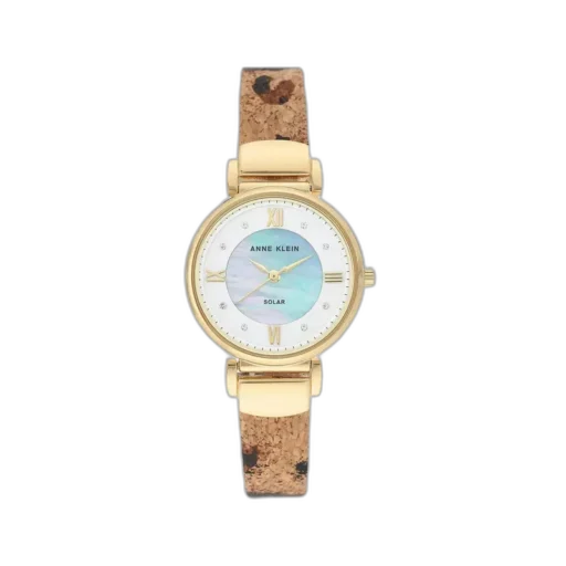 Model ANNE KLEIN 30mm AK-3660MPLE to unikalne połączenie nowoczesności i ekologicznego stylu. Zegarek wyposażony jest w tarczę z masy perłowej o delikatnym, tęczowym efekcie, zdobioną subtelnymi kryształkami i złotymi rzymskimi indeksami. Jego największym wyróżnikiem jest ekologiczny pasek z korka, który nadaje całości lekkości i naturalnego charakteru. Mechanizm solarny zapewnia niezawodność i dbałość o środowisko, eliminując konieczność wymiany baterii. Idealny dla osób ceniących unikalny design oraz zrównoważony styl życia.