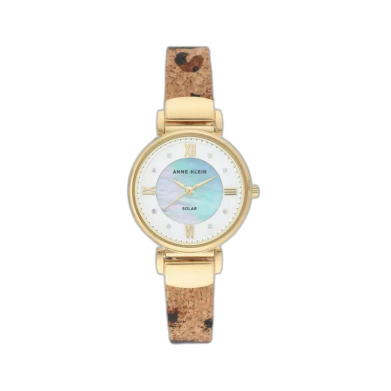 Model ANNE KLEIN 30mm AK-3660MPLE to unikalne połączenie nowoczesności i ekologicznego stylu. Zegarek wyposażony jest w tarczę z masy perłowej o delikatnym, tęczowym efekcie, zdobioną subtelnymi kryształkami i złotymi rzymskimi indeksami. Jego największym wyróżnikiem jest ekologiczny pasek z korka, który nadaje całości lekkości i naturalnego charakteru. Mechanizm solarny zapewnia niezawodność i dbałość o środowisko, eliminując konieczność wymiany baterii. Idealny dla osób ceniących unikalny design oraz zrównoważony styl życia.