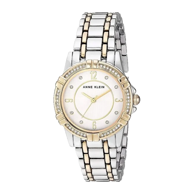 Model ANNE KLEIN 31mm AK-3483SVTT to stylowy zegarek, który łączy elegancję ze współczesnym wzornictwem. Koperta o średnicy 31 mm wykonana jest ze stali nierdzewnej w dwóch odcieniach: srebrnym i złotym. Tarcza ma delikatne zdobienia w postaci kryształków, a złote wskazówki i indeksy dodają jej luksusowego charakteru. Bransoleta w stylu biżuteryjnym, również dwukolorowa, idealnie komponuje się z kopertą. Ten model jest perfekcyjnym wyborem na co dzień i na wyjątkowe okazje, dzięki uniwersalnemu, a jednocześnie eleganckiemu designowi.