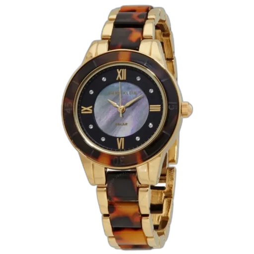 Model ANNE KLEIN 34mm AK-3610GPTO to niezwykle elegancki zegarek, który łączy klasyczny styl z nowoczesnym akcentem. Koperta o średnicy 34 mm w złotym odcieniu prezentuje się luksusowo. Unikalnym elementem tego modelu jest tarcza z masy perłowej ozdobiona subtelnymi kryształkami, co nadaje jej wyjątkowy charakter. Bransoleta z wzorem inspirowanym żółwią skorupą doskonale komponuje się z całością, dodając zegarkowi wyrafinowania. Dzięki technologii solarnej zegarek jest nie tylko stylowy, ale również ekologiczny. Idealny wybór dla kobiet ceniących sobie elegancję i funkcjonalność.