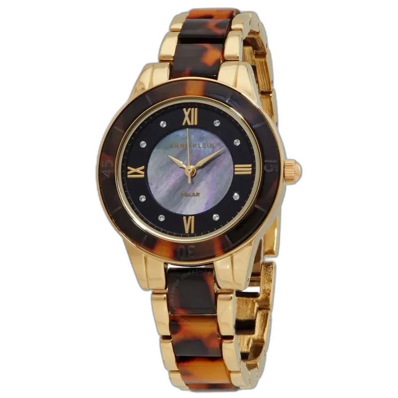 Model ANNE KLEIN 34mm AK-3610GPTO to niezwykle elegancki zegarek, który łączy klasyczny styl z nowoczesnym akcentem. Koperta o średnicy 34 mm w złotym odcieniu prezentuje się luksusowo. Unikalnym elementem tego modelu jest tarcza z masy perłowej ozdobiona subtelnymi kryształkami, co nadaje jej wyjątkowy charakter. Bransoleta z wzorem inspirowanym żółwią skorupą doskonale komponuje się z całością, dodając zegarkowi wyrafinowania. Dzięki technologii solarnej zegarek jest nie tylko stylowy, ale również ekologiczny. Idealny wybór dla kobiet ceniących sobie elegancję i funkcjonalność.