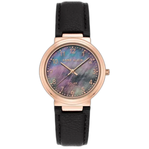 Model ANNE KLEIN 34mm AK-3712RGBK to połączenie klasyki i nowoczesności w subtelnej odsłonie. Koperta o średnicy 34 mm w kolorze różowego złota wyróżnia się eleganckim designem. Tarcza wykonana z masy perłowej mieni się delikatnymi odcieniami, przyciągając uwagę swoim unikalnym wykończeniem. Czarny skórzany pasek nadaje zegarkowi ponadczasowego charakteru, a technologia solarna czyni go przyjaznym dla środowiska. To idealny dodatek dla kobiet ceniących sobie styl i funkcjonalność w codziennym użytkowaniu.