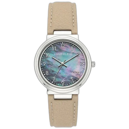 Model ANNE KLEIN 34mm AK-3713GMTN to elegancki zegarek łączący klasykę z nowoczesnymi detalami. Koperta o średnicy 34 mm wykonana ze stali szlachetnej prezentuje się subtelnie i stylowo. Tarcza z masy perłowej, mieniąca się w odcieniach tęczy, dodaje zegarkowi wyjątkowego charakteru. Beżowy skórzany pasek nadaje całości delikatnego i uniwersalnego wyglądu, idealnego na różne okazje. Dzięki technologii solarnej zegarek jest ekologiczny i praktyczny, zapewniając niezawodność oraz komfort użytkowania. To doskonały wybór dla kobiet ceniących sobie elegancję i funkcjonalność.