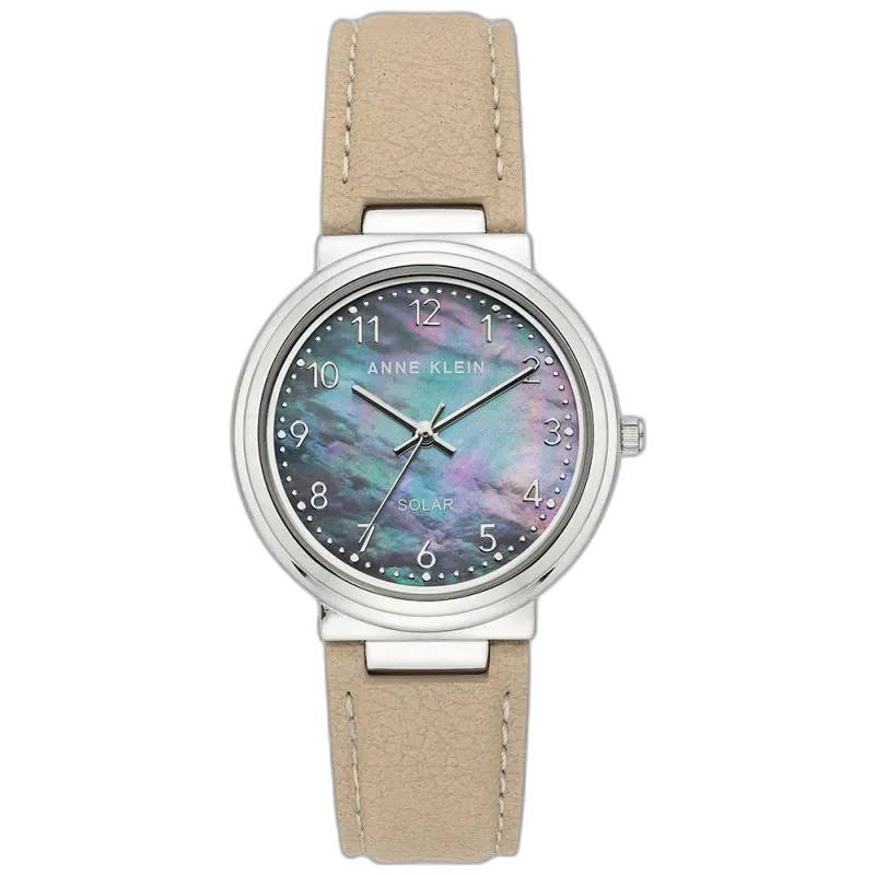 Model ANNE KLEIN 34mm AK-3713GMTN to elegancki zegarek łączący klasykę z nowoczesnymi detalami. Koperta o średnicy 34 mm wykonana ze stali szlachetnej prezentuje się subtelnie i stylowo. Tarcza z masy perłowej, mieniąca się w odcieniach tęczy, dodaje zegarkowi wyjątkowego charakteru. Beżowy skórzany pasek nadaje całości delikatnego i uniwersalnego wyglądu, idealnego na różne okazje. Dzięki technologii solarnej zegarek jest ekologiczny i praktyczny, zapewniając niezawodność oraz komfort użytkowania. To doskonały wybór dla kobiet ceniących sobie elegancję i funkcjonalność.