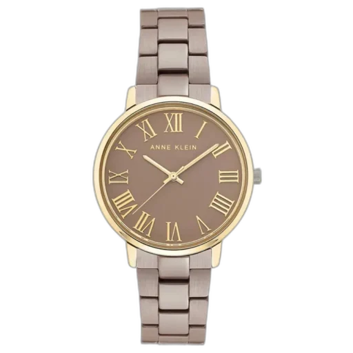 Model ANNE KLEIN 34mm AK-3718TNGB to zegarek, który łączy elegancję z nutą nowoczesności. Koperta o średnicy 34 mm w kolorze złota harmonijnie współgra z ciepłym, brązowym odcieniem tarczy, na której znajdują się wyraźne złote cyfry rzymskie, nadające klasycznego charakteru. Bransoleta w odcieniu taupe dodaje całości subtelnego, uniwersalnego wyglądu. To idealny dodatek zarówno na co dzień, jak i na specjalne okazje, podkreślający styl i wyrafinowanie właścicielki.