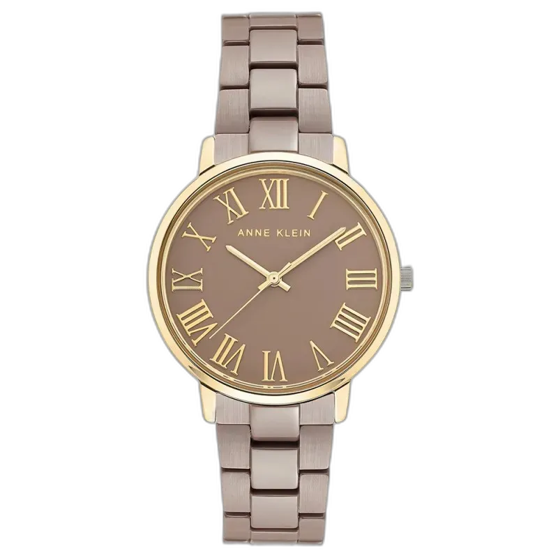 Model ANNE KLEIN 34mm AK-3718TNGB to zegarek, który łączy elegancję z nutą nowoczesności. Koperta o średnicy 34 mm w kolorze złota harmonijnie współgra z ciepłym, brązowym odcieniem tarczy, na której znajdują się wyraźne złote cyfry rzymskie, nadające klasycznego charakteru. Bransoleta w odcieniu taupe dodaje całości subtelnego, uniwersalnego wyglądu. To idealny dodatek zarówno na co dzień, jak i na specjalne okazje, podkreślający styl i wyrafinowanie właścicielki.
