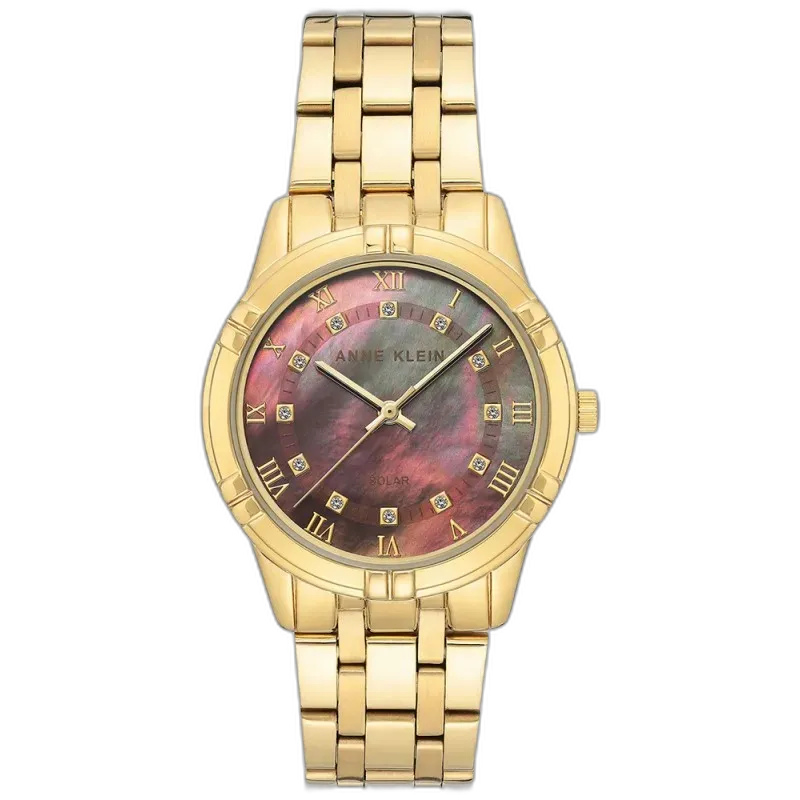 Model ANNE KLEIN 34mm AK-3768BNGB to elegancki zegarek, który przyciąga uwagę luksusowym designem i funkcjonalnością solarną. Koperta i bransoleta w kolorze złota nadają mu wyrafinowanego charakteru. Tarcza z masy perłowej w odcieniach bordo i brązu wyróżnia się delikatnym blaskiem oraz złotymi cyframi rzymskimi i indeksami ozdobionymi kryształkami. To idealny wybór dla osób ceniących klasyczną elegancję z nutą nowoczesności, doskonały na wyjątkowe okazje lub jako codzienny dodatek, który podkreśla styl i klasę właścicielki.