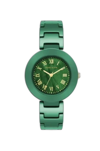 Model ANNE KLEIN CLASSIC 35MM AK-4036GMGN to wyjątkowy zegarek w eleganckim odcieniu zieleni. Okrągła koperta harmonizuje z tarczą ozdobioną złotymi cyframi rzymskimi, które nadają klasyczny charakter. Bransoleta w jednolitym, zielonym kolorze wykonana jest z trwałego materiału, zapewniając komfort noszenia i wytrzymałość. Zegarek doskonale sprawdzi się jako dodatek do stylizacji codziennych i formalnych, przyciągając uwagę swoim oryginalnym designem i głębokim kolorem.