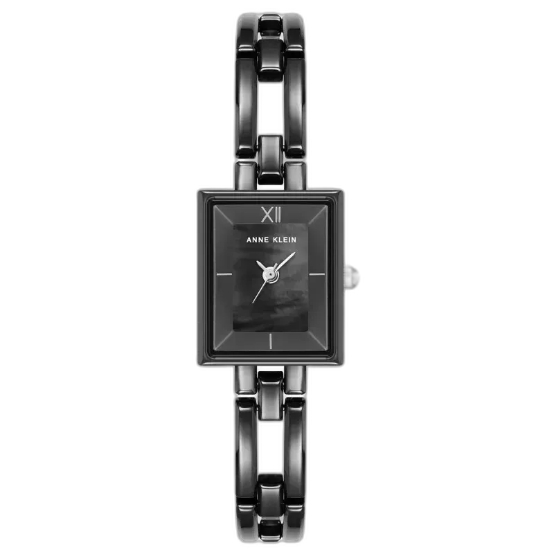 Model ANNE KLEIN CLASSIC 19MM AK-4081BKBK to wyjątkowy zegarek damski, który zachwyca elegancją i prostotą. Czarna tarcza z subtelnymi oznaczeniami w połączeniu z kwadratową kopertą o wymiarze 19 mm tworzy harmonijną i nowoczesną kompozycję. Wąska bransoleta w tym samym odcieniu nadaje mu lekkości i szyku. Idealny wybór na wieczorne wyjścia oraz do codziennych stylizacji, gdy cenisz sobie klasykę w minimalistycznym wydaniu.