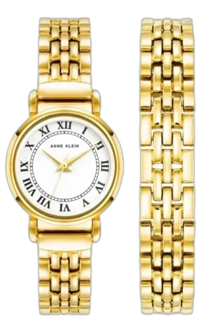 Model ANNE KLEIN CLASSIC LADY 24,5MM AK-4144GPST-SET to klasyczny zestaw w złotym odcieniu, który zachwyca swoją elegancją i subtelnością. Zegarek z białą tarczą i rzymskimi cyframi oferuje ponadczasowy design, który idealnie pasuje zarówno do codziennych, jak i formalnych stylizacji. Do zestawu dołączona jest dopasowana złota bransoletka, która uzupełnia całość, nadając jej szykownego charakteru. Ten model jest idealnym wyborem na prezent dla miłośniczek klasyki i elegancji.
