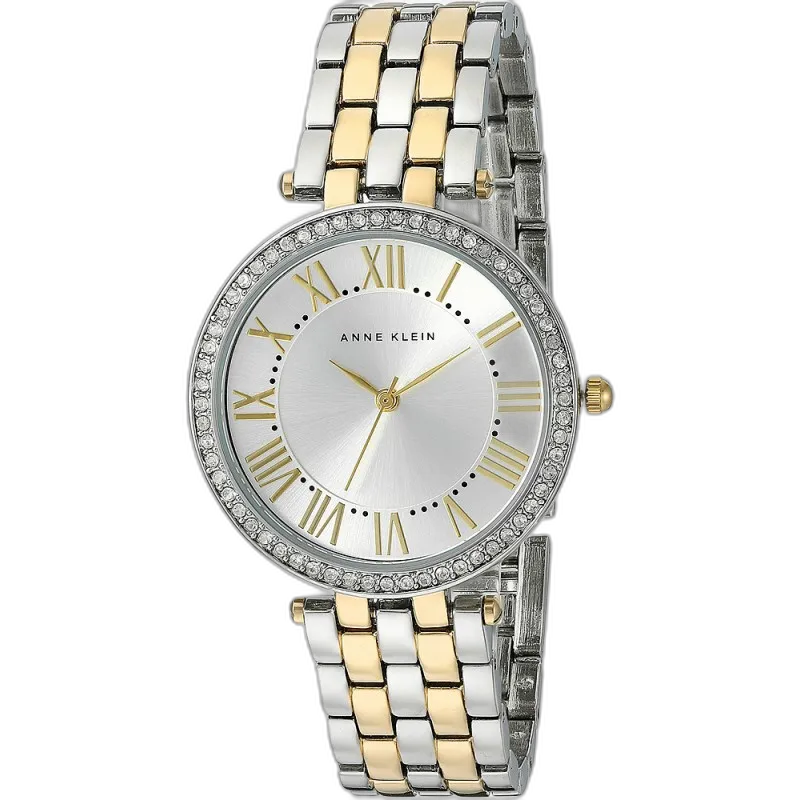 Model ANNE KLEIN 34MM AK-2231SVTT to doskonałe połączenie klasy i nowoczesności. Zegarek posiada elegancką tarczę w srebrnym kolorze, ozdobioną złotymi rzymskimi indeksami, które nadają mu ponadczasowego charakteru. Koperta i bransoleta w dwukolorowym odcieniu (złoto-srebrny) wykonane są z wysokiej jakości materiałów, zapewniając trwałość i wygodę. Ozdobny pierścień wokół tarczy, zdobiony cyrkoniami, podkreśla jego luksusowy wygląd. To idealny wybór dla kobiet, które poszukują eleganckiego dodatku zarówno na co dzień, jak i na wyjątkowe okazje.