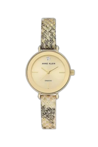 Model ANNE KLEIN 30MM AK-3508CHGD to wyjątkowy zegarek damski łączący elegancję i oryginalność. Tarcza w złotym kolorze, ozdobiona subtelnym diamentem na godzinie 12, podkreśla ekskluzywny charakter zegarka. Pasek o fakturze skóry w złote wzory dodaje niepowtarzalnego stylu i wyróżnia ten model na tle innych. To idealne akcesorium dla kobiet ceniących luksus i unikalny design w codziennym stylu.