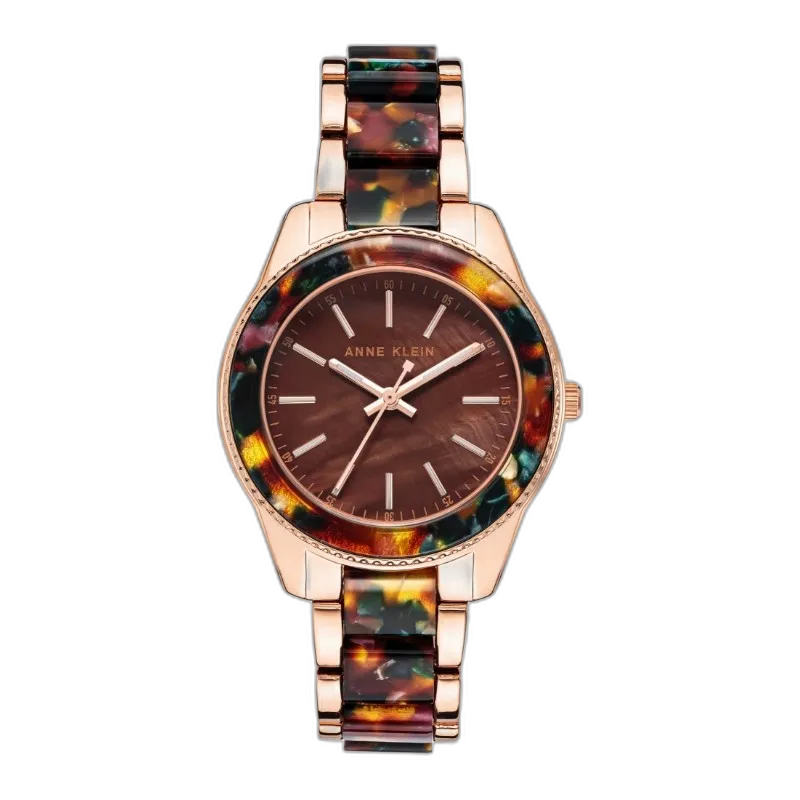 Model ANNE KLEIN 37MM AK-3214BNRG to wyrazisty zegarek damski, który łączy klasykę z unikalnym stylem. Koperta i bransoleta w odcieniu różowego złota doskonale komponują się z tarczą w głębokim brązie, nadając zegarkowi ciepły i luksusowy wygląd. Ramka ozdobiona kolorowym motywem tortoiseshell dodaje modelowi wyjątkowego charakteru, czyniąc go idealnym dodatkiem zarówno na co dzień, jak i na wyjątkowe okazje.