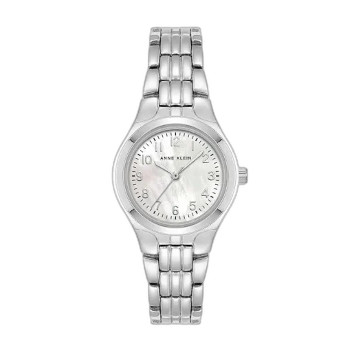 Model ANNE KLEIN 26MM 10-5491MPSV to klasyczny zegarek damski, który wyróżnia się eleganckim, srebrnym wykończeniem i tarczą z masy perłowej. Dzięki subtelnemu designowi doskonale nadaje się do noszenia zarówno na co dzień, jak i podczas bardziej formalnych okazji. Bransoleta z polerowanej stali nierdzewnej zapewnia trwałość i wygodę, a delikatne detale na tarczy dodają zegarkowi luksusowego charakteru