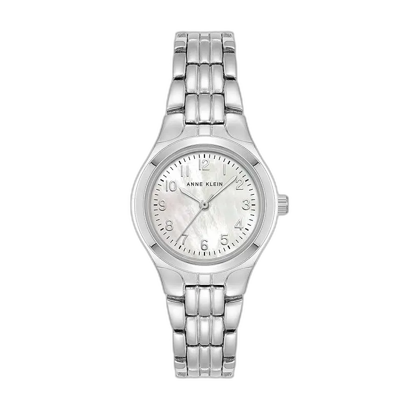 Model ANNE KLEIN 26MM 10-5491MPSV to klasyczny zegarek damski, który wyróżnia się eleganckim, srebrnym wykończeniem i tarczą z masy perłowej. Dzięki subtelnemu designowi doskonale nadaje się do noszenia zarówno na co dzień, jak i podczas bardziej formalnych okazji. Bransoleta z polerowanej stali nierdzewnej zapewnia trwałość i wygodę, a delikatne detale na tarczy dodają zegarkowi luksusowego charakteru