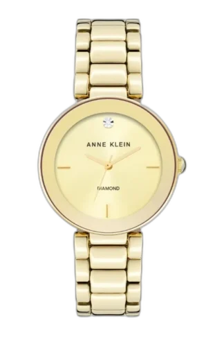 Model ANNE KLEIN 32MM AK-1362CHGB to wyrafinowany zegarek damski, charakteryzujący się złotą kolorystyką oraz eleganckim designem. Tarcza zdobiona jest subtelnym diamentem, co podkreśla luksusowy charakter tego modelu. Dzięki solidnej bransolecie ze stali nierdzewnej i minimalistycznym wskazówkom, zegarek doskonale nadaje się zarówno na codzienne okazje, jak i na wyjątkowe wydarzenia. To idealny dodatek dla kobiet ceniących klasyczny styl z nutą elegancji.