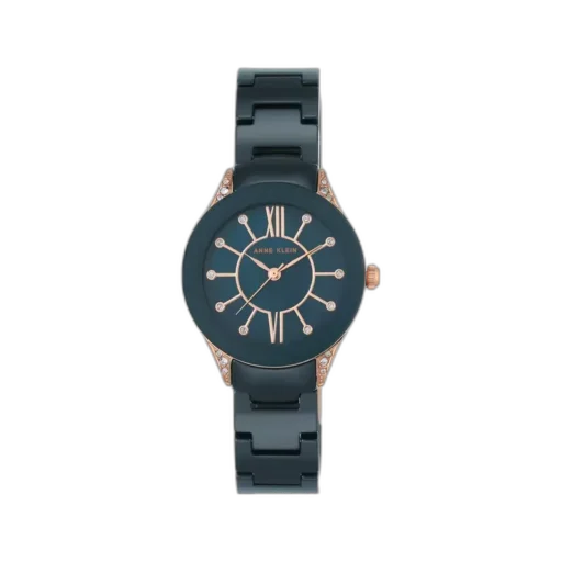 Model ANNE KLEIN 30mm AK-2388RGNV wyróżnia się niezwykłą elegancją i nowoczesnym designem. Granatowa tarcza w połączeniu z różowozłotymi detalami nadaje zegarkowi wyjątkowego charakteru. Bransoleta w odcieniu granatu oraz delikatne zdobienia kryształami na tarczy i kopercie tworzą harmonijną całość. Zegarek jest doskonałym wyborem dla kobiet ceniących klasykę w nowoczesnym wydaniu. Precyzyjny mechanizm kwarcowy zapewnia niezawodność, a wysoka jakość wykonania gwarantuje trwałość. Model AK-2388RGNV to idealny dodatek zarówno na co dzień, jak i na eleganckie okazje.