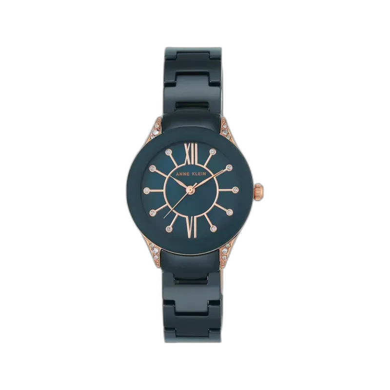 Model ANNE KLEIN 30mm AK-2388RGNV wyróżnia się niezwykłą elegancją i nowoczesnym designem. Granatowa tarcza w połączeniu z różowozłotymi detalami nadaje zegarkowi wyjątkowego charakteru. Bransoleta w odcieniu granatu oraz delikatne zdobienia kryształami na tarczy i kopercie tworzą harmonijną całość. Zegarek jest doskonałym wyborem dla kobiet ceniących klasykę w nowoczesnym wydaniu. Precyzyjny mechanizm kwarcowy zapewnia niezawodność, a wysoka jakość wykonania gwarantuje trwałość. Model AK-2388RGNV to idealny dodatek zarówno na co dzień, jak i na eleganckie okazje.