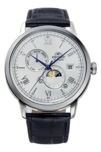 Elegancki zegarek męski Orient Sun and Moon RA-AK0802S10B z automatycznym mechanizmem, klasyczną srebrną tarczą i granatowym skórzanym paskiem. Wyposażony w funkcję datownika, wskaźnik dnia tygodnia oraz piękny wskaźnik faz księżyca. Stalowa koperta w połączeniu z detalami na tarczy tworzy wyjątkowy design, idealny zarówno do codziennych stylizacji, jak i formalnych okazji.