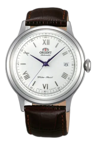 Elegancki męski zegarek Orient FAC00009W0 z automatycznym mechanizmem, białą tarczą i brązowym skórzanym paskiem. Wyposażony w datownik i rzymskie indeksy, idealny do formalnych i codziennych stylizacji.