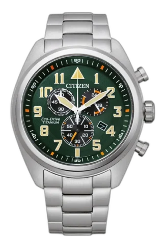 Męski zegarek Citizen Eco-Drive Titanium AT2480-81X z zieloną tarczą, tytanową bransoletą i funkcją chronografu. Wyposażony w mechanizm Eco-Drive, datownik oraz lekką i trwałą kopertę z tytanu. Idealny dla miłośników stylu outdoorowego i nowoczesnej technologii w zegarmistrzostwie.