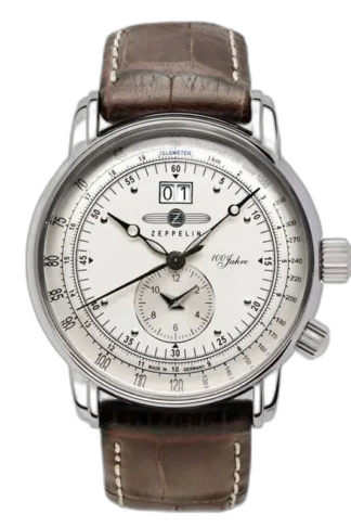 Wyrafinowany zegarek Zeppelin 100 Jahre 7640-1 z jasną tarczą, wyraźnymi wskazówkami i dużym okienkiem datownika. Elegancka stalowa koperta w połączeniu z brązowym skórzanym paskiem podkreśla ponadczasowy styl i niemiecką precyzję tej jubileuszowej edycji.
