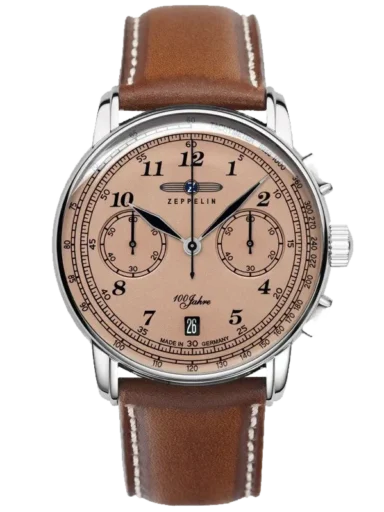 Zegarek Zeppelin 100 Jahre 7674-5 z elegancką beżową tarczą i stalową kopertą. Wyposażony w chronograf z trzema sub-tarczami oraz funkcję datownika. Brązowy skórzany pasek z kontrastowymi przeszyciami idealnie współgra z klasycznym designem zegarka, nawiązującym do stuletniej tradycji marki Zeppelin.
