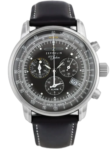 Luksusowy zegarek Zeppelin 100 Jahre 7680-2 Chronograph z elegancką czarną tarczą, oznaczeniami tachymetru i teletekstu oraz precyzyjnym mechanizmem kwarcowym. Wyposażony w wielofunkcyjne tarcze pomocnicze i funkcję alarmu. Czarny skórzany pasek z białymi przeszyciami dopełnia klasyczny design. Niemiecka precyzja i wyjątkowy styl na każdą okazję.