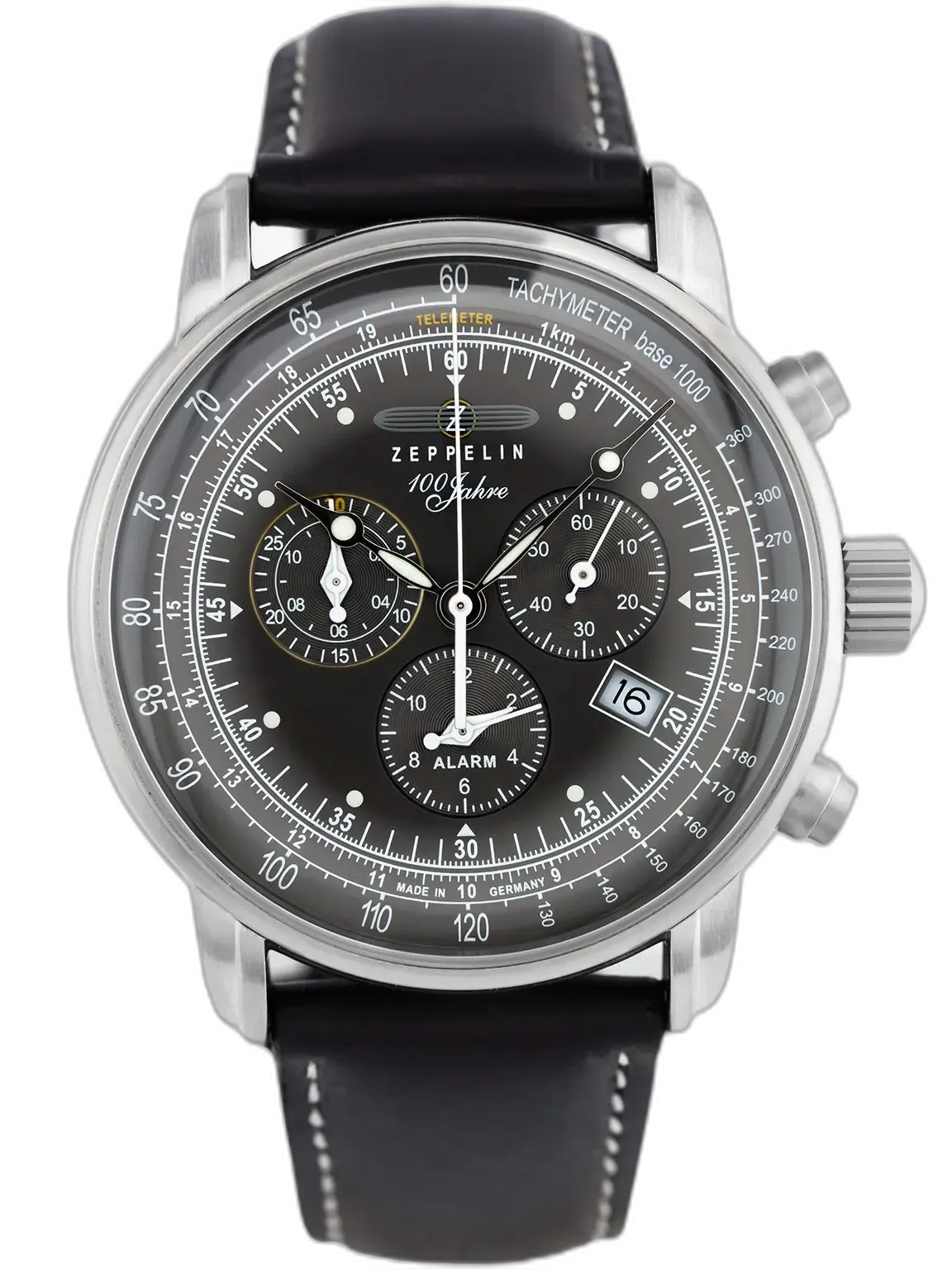 Luksusowy zegarek Zeppelin 100 Jahre 7680-2 Chronograph z elegancką czarną tarczą, oznaczeniami tachymetru i teletekstu oraz precyzyjnym mechanizmem kwarcowym. Wyposażony w wielofunkcyjne tarcze pomocnicze i funkcję alarmu. Czarny skórzany pasek z białymi przeszyciami dopełnia klasyczny design. Niemiecka precyzja i wyjątkowy styl na każdą okazję.