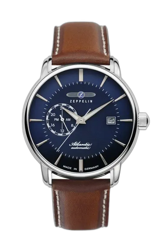 Wyrafinowany zegarek Zeppelin Atlantic 8470-3 Automatik z granatową tarczą, subtelnymi wskaźnikami godzin oraz dodatkową tarczą 24-godzinną. Wyposażony w automatyczny mechanizm i okienko daty na godzinie trzeciej. Brązowy skórzany pasek z jasnymi przeszyciami podkreśla elegancki styl czasomierza. Idealne połączenie klasyki i nowoczesności, wykonane w Niemczech.