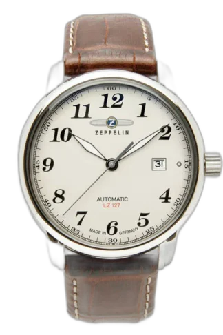 Elegancki zegarek Zeppelin LZ127 7656-5 Automatik z jasną tarczą i wyraźnymi cyframi arabskimi. Wyposażony w brązowy skórzany pasek z przeszyciami oraz okienko datownika na godzinie 3. Klasyczny design połączony z niezawodnym niemieckim mechanizmem automatycznym. Idealny wybór dla miłośników tradycyjnych czasomierzy.